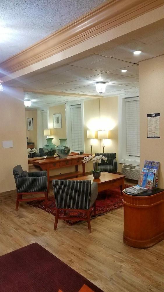District Hotel 2*